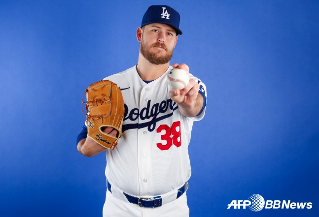斗山（トゥサン）出身のコール·アービンがLAドジャースのユニホームを着てポーズを取っている。 /AFPBBNews=ニュース1