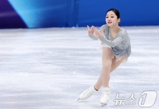 Figure skating Shin Ji-ah is performing in the women's single short program for figure skating at the 2026 Milan and Cortina D'Ampezzo Winter Olympics at the Milan Ice Skating Arena on the 17th (local time). /Photo = News 1