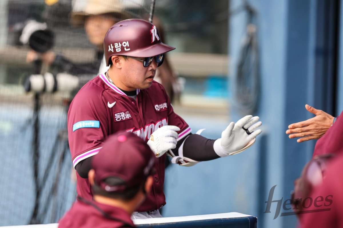 Кивум Ан Чи Хонг, которого приветствуют коллеги после забитого мяча в показательном матче. /Фото = Предоставлено Kyum Heroes.