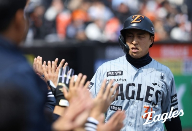 Ханва Сон А Соп дает пять очков своим коллегам после забитого мяча в показательном матче. /Фото = Предоставлено Hanwha Eagles