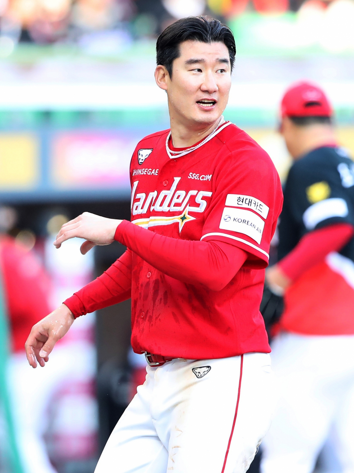 28日の開幕戦でサヨナラ勝ちした後、喜ぶSSGランダースのオ·テゴン。 /写真=SSGランダース提供