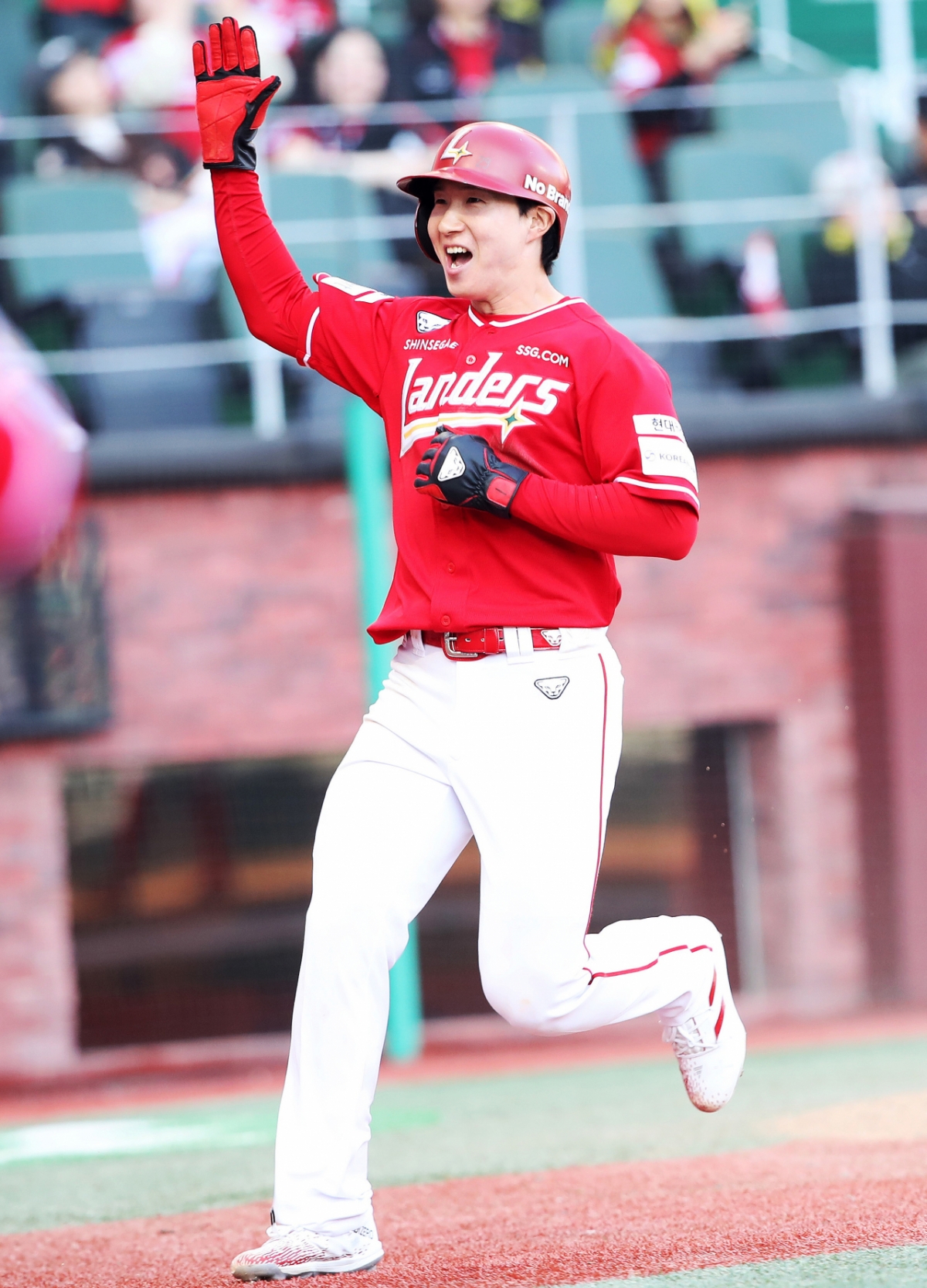28日の開幕戦でサヨナラ勝ちした後、喜ぶSSGランダースのパク·ソンハン。 /写真=SSGランダース提供