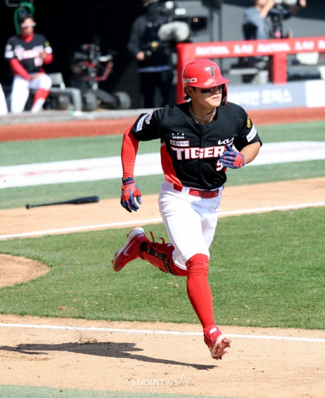 起亜（キア）3番打者の金ドヨンが28日、仁川（インチョン）SSGランダースフィールドで行われる2026プロ野球SSGランダースとKIAタイガースの開幕試合の5回表、安打で出塁している。  /写真=姜永祚（カン·ヨンジョ）先任記者