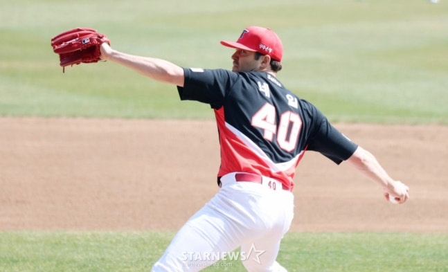 KIAの右腕投手ネイルが28日、仁川（インチョン）SSGランダースフィールドで行われる2026プロ野球SSGランダースとKIAタイガースの開幕試合で先発に出て力投している。  /写真=姜永祚（カン·ヨンジョ）先任記者