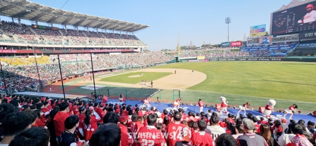 8日、仁川（インチョン）SSGランダースフィールドで行われる2026プロ野球SSGランダースとKIAタイガースの開幕試合に満員の観衆が訪れ、昼に行われる開幕戦を楽しんでいる。 /写真=姜永祚（カン·ヨンジョ）先任記者