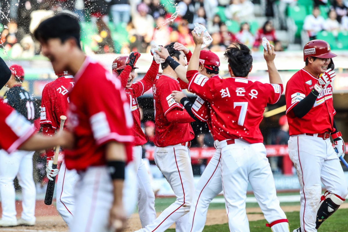 28日の開幕戦でサヨナラ勝ちした後、喜ぶSSGランダースの選手たち。 /写真=SSGランダース提供
