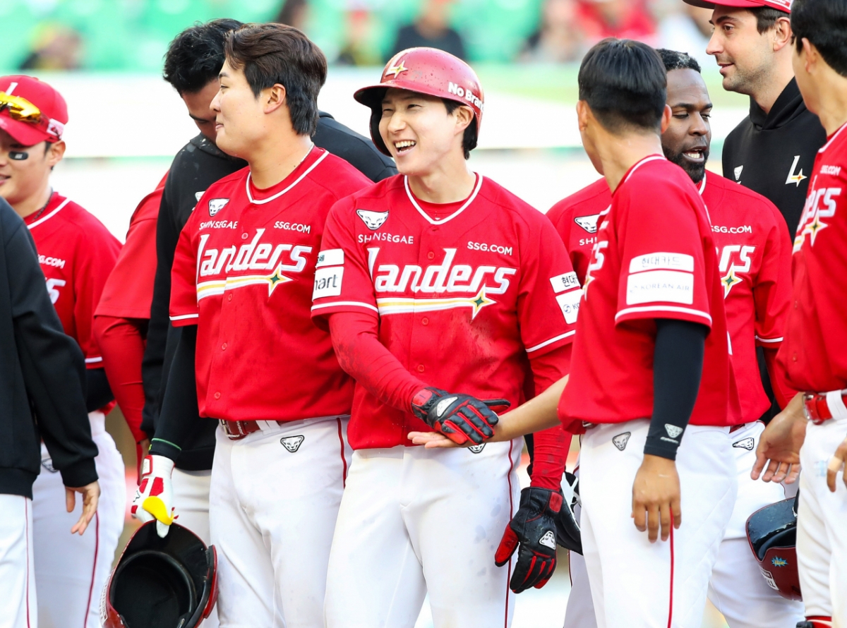 28日の開幕戦でサヨナラ勝ちした後、喜ぶSSGランダースの選手たち。 /写真=SSGランダース提供