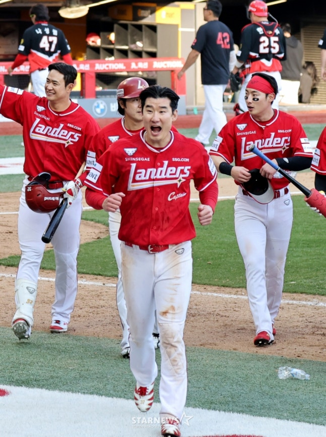 Vào cuối hiệp 7, Oh Tae-gon, người đã đánh thay Jung Joon-jae 9 lần và tạo ra một cú đánh đúng lúc, đã trở thành công thần chiến thắng khi đánh đúng lúc 2 điểm vào cuối hiệp 9. Đội trưởng Oh Tae-gon vỗ tay hoan hô và đập tay với huấn luyện viên Lee Sung-yong sau khi trận đấu kết thúc. /Ảnh = Phóng viên cao cấp Kang Young Jo