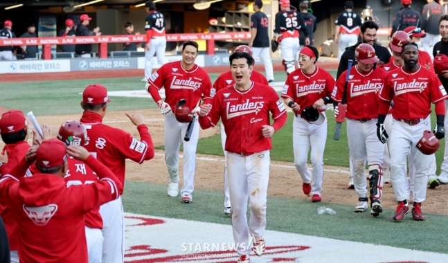 Vào cuối hiệp 7, Oh Tae-gon, người đã đánh thay Jung Joon-jae 9 lần và tạo ra một cú đánh đúng lúc, đã trở thành công thần chiến thắng khi đánh đúng lúc 2 điểm vào cuối hiệp 9. Đội trưởng Oh Tae-gon vỗ tay hoan hô và đập tay với huấn luyện viên Lee Sung-yong sau khi trận đấu kết thúc. /Ảnh = Phóng viên cao cấp Kang Young Jo