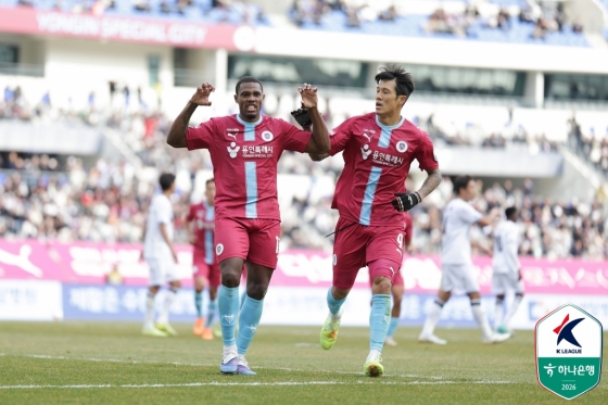 Tiền đạo đội Yongin FC Seok Hyun-joon ăn mừng bàn thắng của Gabriel (trái). /Ảnh = Liên đoàn bóng đá chuyên nghiệp Hàn Quốc cung cấp