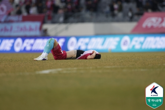 Đội bóng Yongin FC Kwak Yoon Ho đang nằm trên sân che mặt bằng đồng phục. /Ảnh = Liên đoàn bóng đá chuyên nghiệp Hàn Quốc cung cấp