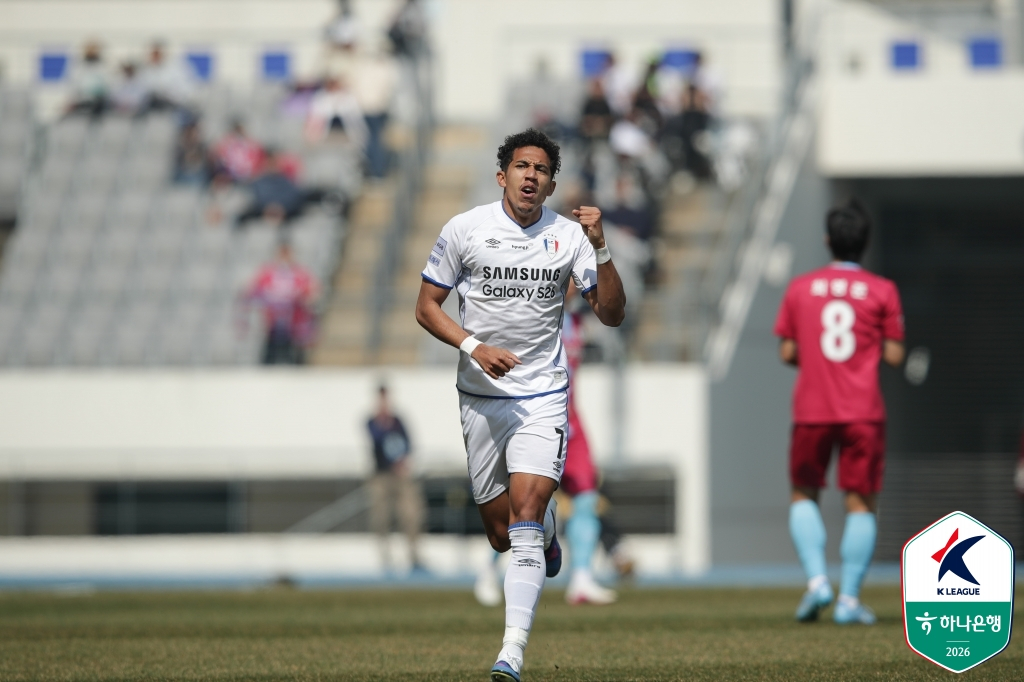 ペシンが28日午後2時、龍仁ミルスタジアムで行われたハナ銀行Kリーグ2·2026第5ラウンドの龍仁FC戦で先制ゴールを決め、拳を握っている。 /写真=韓国プロサッカー連盟提供