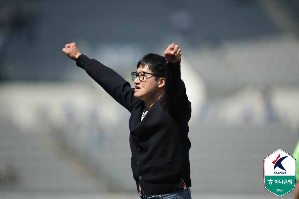 水原三星（スウォン·サムスン）の李ジョンヒョ監督が28日午後2時、龍仁（ヨンイン）ミルスタジアムで行われたハナ銀行Kリーグ2·20265ラウンドの龍仁（ヨンイン）FC戦で先制ゴールが決まると、両手を広げて喜んでいる。 /写真=韓国プロサッカー連盟提供