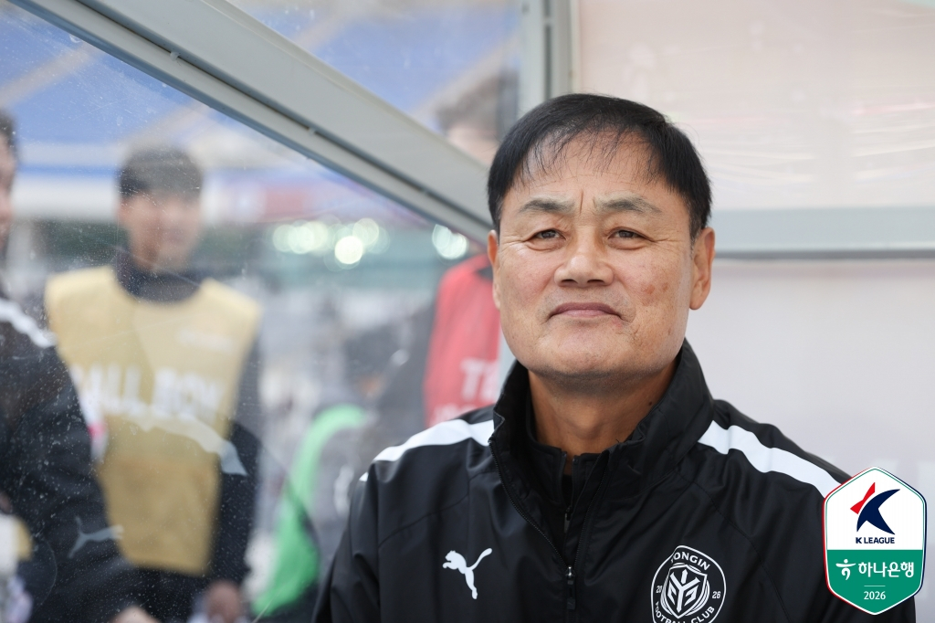 チェ·ユンギョム龍仁FC監督が28日午後2時、龍仁ミルスタジアムで開かれたハナ銀行Kリーグ2·20265ラウンドの水原三星戦を眺めている。 /写真=韓国プロサッカー連盟提供
