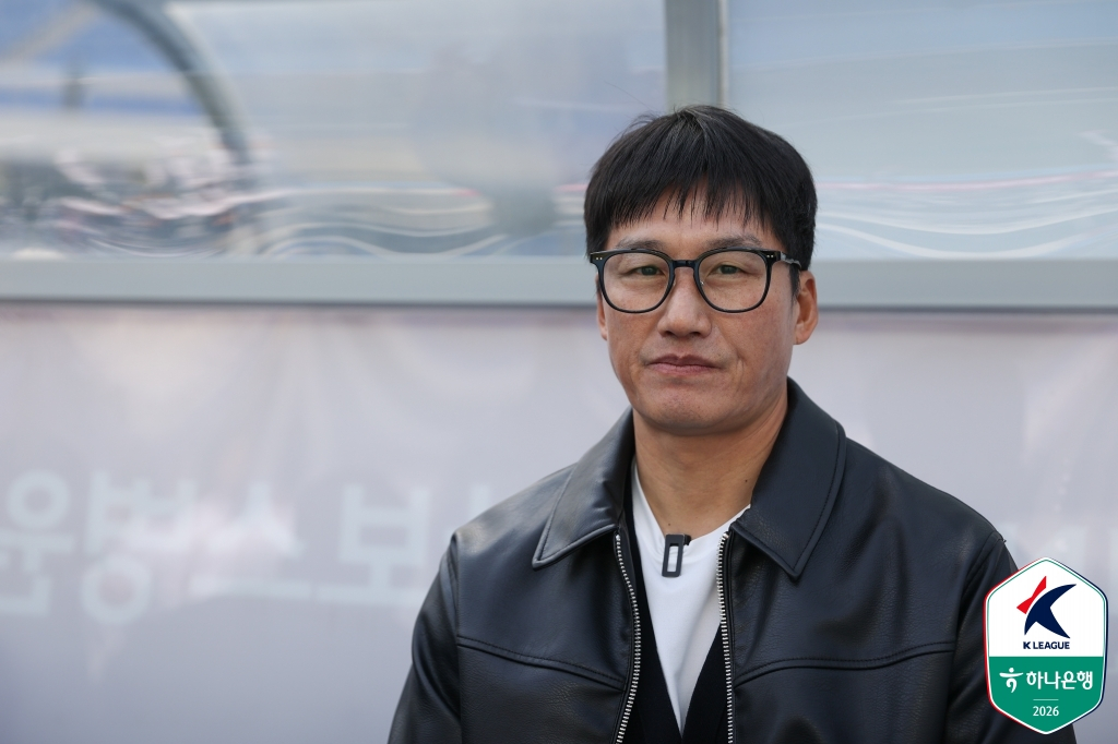李貞孝（イ·ジョンヒョ）水原三星（スウォン·サムスン）監督が28日午後2時、龍仁（ヨンイン）ミルスタジアムで行われたハナ銀行Kリーグ2·2026第5ラウンドの試合前のグラウンドを見守っている。 /写真=韓国プロサッカー連盟提供