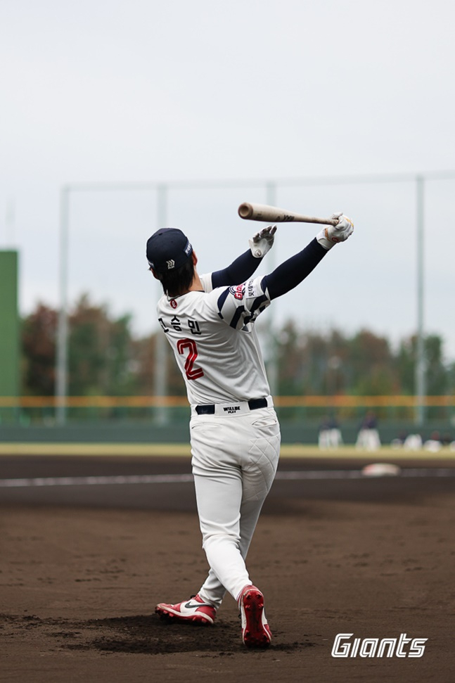 Ko Seung-min is doing batting training. /Photo = Lotte Giants