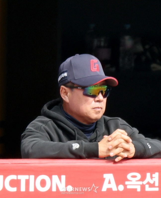 Manager Kim Tae-hyung is watching the game. /Photo = Senior Reporter Kang Young-jo