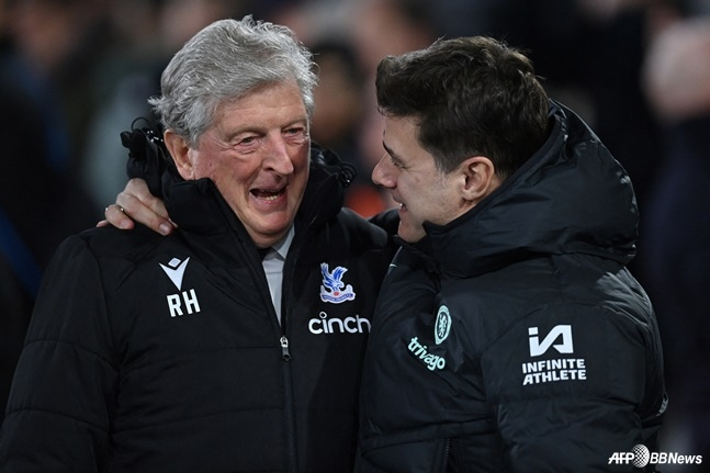 マウリシオ·ポチェッティーノ（右）監督と笑いながら会話するロイ·ホジソン監督。 /AFPBBNews=ニュース1