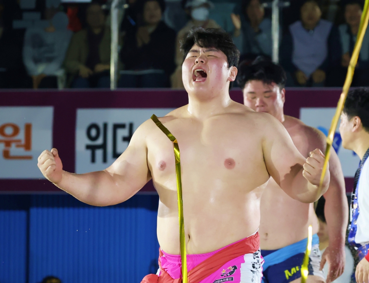 Ким Мин Чжэ (группа народной борьбы Ёнгам) выражает радость после победы в чемпионате по спортивной борьбе «Weathers Pharmaceuticals 2026 года в Даньян-гун, Чхунчхон-Пукто» (до 140 кг). /Фото = Предоставлено Корейской ассоциацией реслинга.