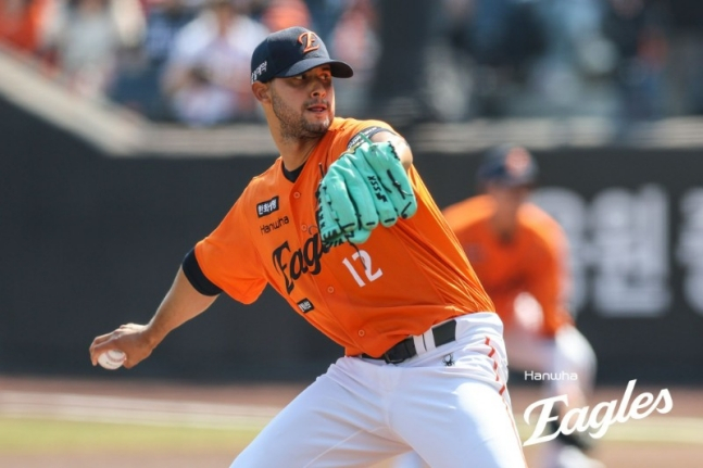 Cầu thủ ném bóng người nước ngoài của Hanwha Eagle, Wilkel Hernandez, đang ném bóng trong trận đấu giữa Kirum Heroes và giải bóng chày chuyên nghiệp Hanwha Life Ball Park ở Daejeon vào ngày 28. /Ảnh = Hanwha Eaglex cung cấp