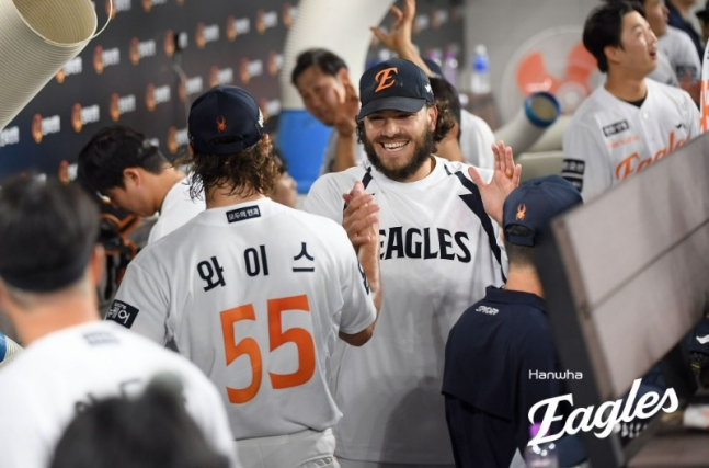 Bộ đôi cầu thủ ném bóng nước ngoài Wies (trái) và Ponce đã hoạt động tích cực tại Hanwha vào năm ngoái. /Ảnh = Hanwha Eaglex cung cấp