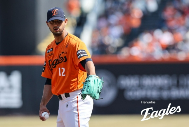 Hernandez, người bắt bóng và nhận chữ ký trong trận khai mạc. /Ảnh = Hanwha Eaglex cung cấp