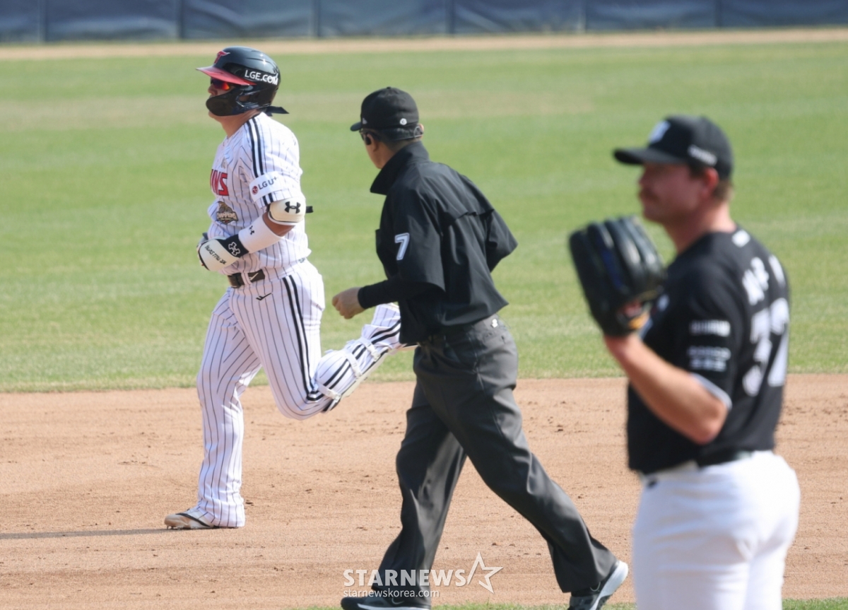 28日,2026新韩SOL Bank KBO联赛正式揭幕战LG Twins对KT Wiz的比赛在首尔蚕室棒球场举行。 LG队的朴东元在第5回合末在2人出局的情况下,面对KT队的首发投手萨乌尔,击出了左越1分本垒打,正在回本垒。 =照片=金镇京。