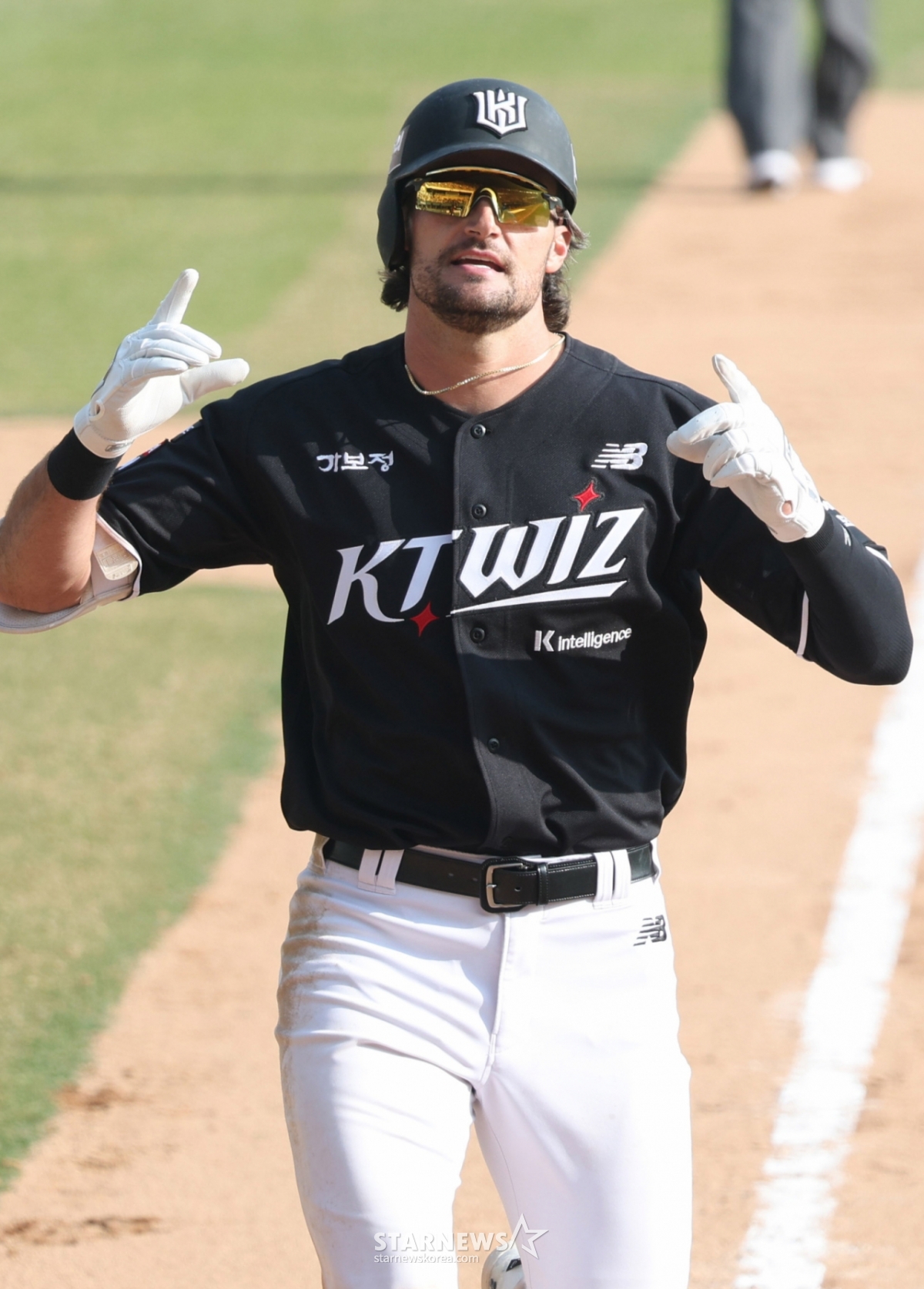 28日,2026新韩SOL Bank KBO联赛正式揭幕战LG Twins对KT Wiz的比赛在首尔蚕室棒球场举行。 KT队的希利尔在第7回合初2人出局2人在垒的情况下击出优越的2分本垒打,正在回本垒打。 =照片=金镇京。