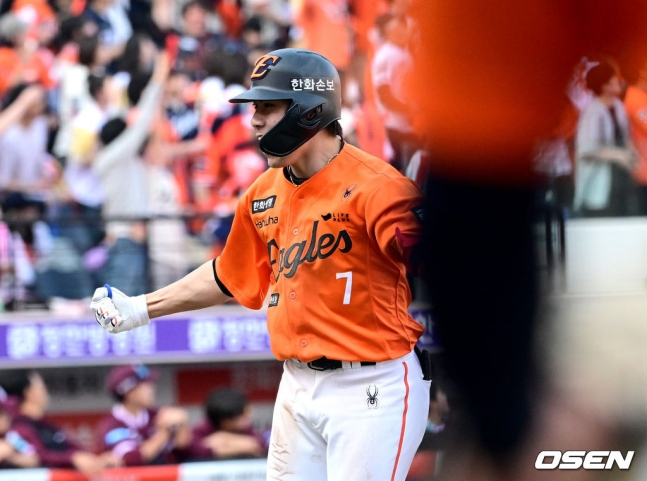 Hanwha Eagle Shim Woo-joon đang gầm rú sau khi đánh một cú homerun đồng điểm vào cuối hiệp 8 trong trận khai mạc giải đấu KBO năm 2026 với Kirum Heroes được tổ chức tại Công viên bóng chày sinh mệnh Hanwha ở Daejeon vào ngày 28.