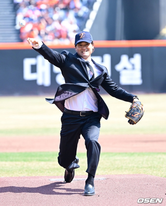 Park Chan Ho đang ném bóng khai mạc trận đấu giữa Hanwha và Yook Sung.