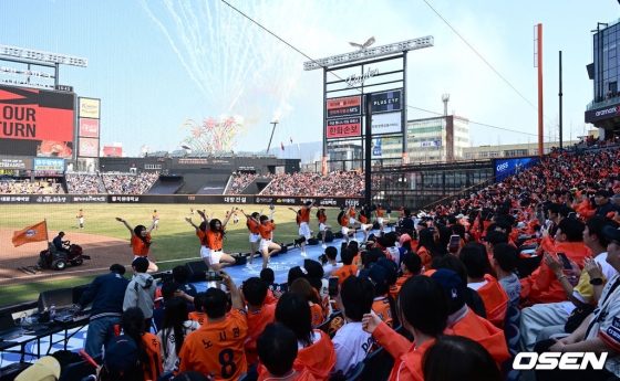 Hanwha Life Ball Park đã bán hết vé kể từ khi khai mạc. Sau khi kết thúc cuối hiệp 5, màn trình diễn pháo hoa đang được diễn ra.