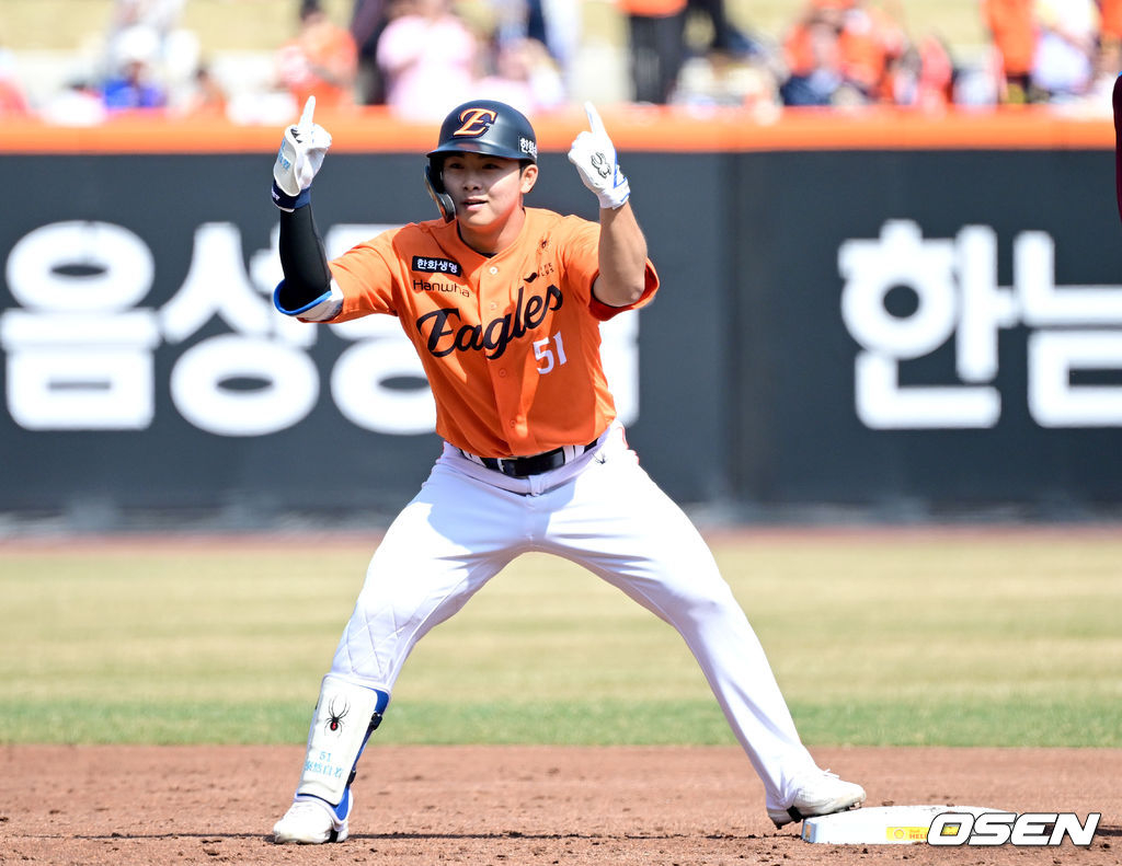 Hanwha Moon Hyun-bin, người đánh cú đúp, đang ăn mừng.