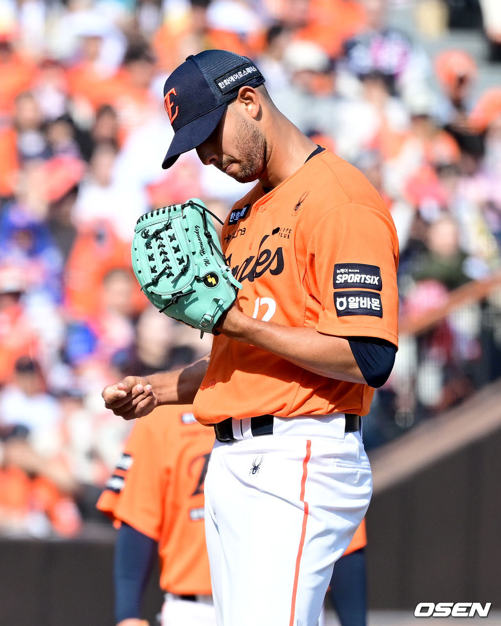 Wilkel Hernandez, cầu thủ bắt đầu Hanwha, đang tiếc nuối sau khi mất điểm.