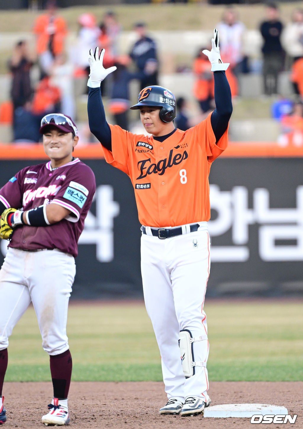 Noh Si-hwan (right), who was struggling with no hits in five times at bat earlier, is celebrating after hitting an equalizer in the bottom of the 11th inning.
