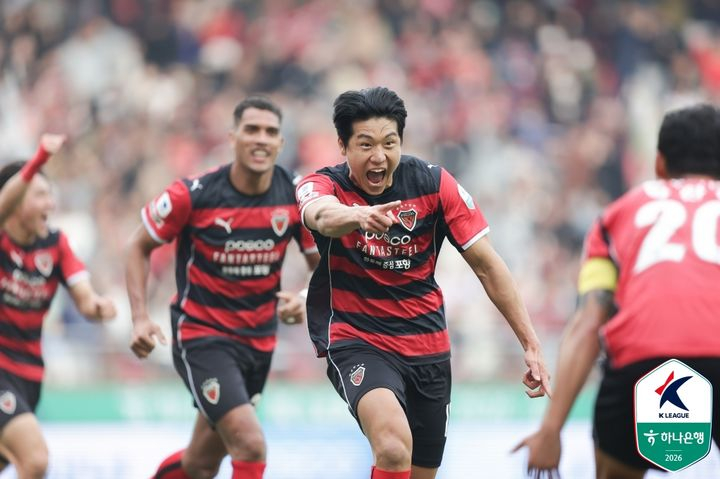Tiền đạo Lee Ho-jae của Pohang Steelers (giữa) đang vui mừng ghi bàn thắng quyết định trong trận đấu vòng 2 K-League 12026 của Hana Bank với Gangwon FC được tổ chức tại Pohang Steel Yard vào ngày 28. /Ảnh = Liên đoàn bóng đá chuyên nghiệp Hàn Quốc cung cấp
