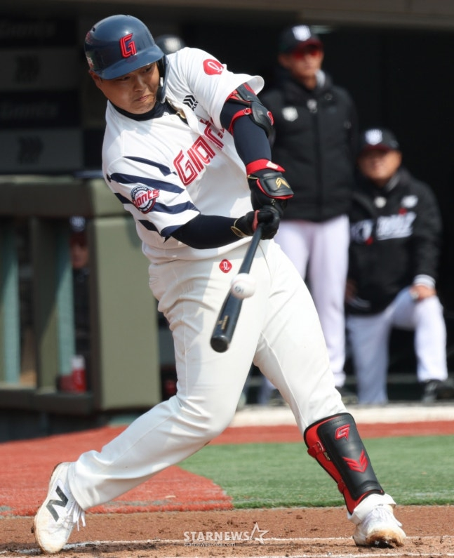 击球手韩东熙。 =照片=金镇京。