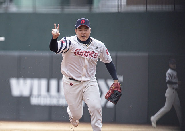 图为，本月12日与KT队的比赛中防守的韩东熙。 =照片:乐天巨人队。