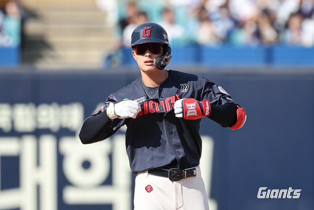 Yoon Dong-hee is celebrating after hitting a double. /Photo = Lotte Giants