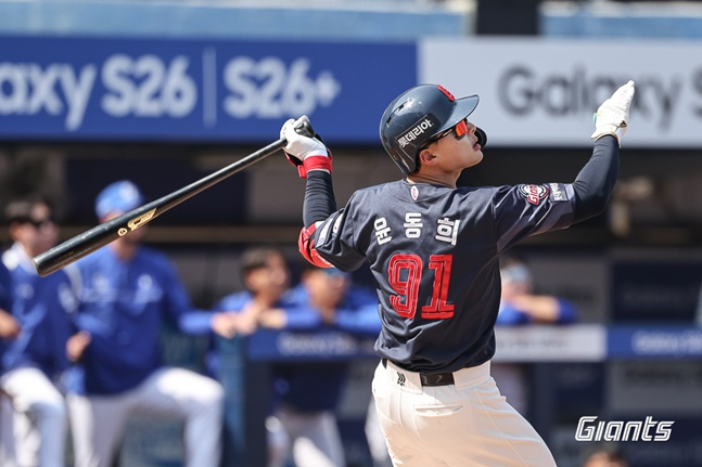 Yoon Dong-hee's home run hitting scene. /Photo = Lotte Giants