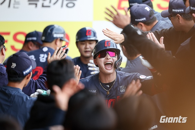 Yoon Dong-hee hit a home run and came into the dugout. /Photo = Lotte Giants