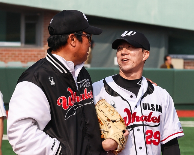 Режиссер Вон Чжин Вон (слева) и Ко Хё Джун. /Фото =Ульсан-Уэльс