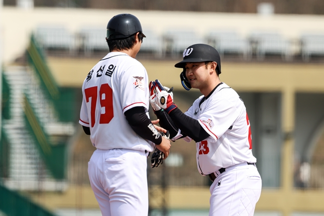 Е Джин Вон (справа) с двумя попаданиями. /Фото =Ульсан-Уэльс