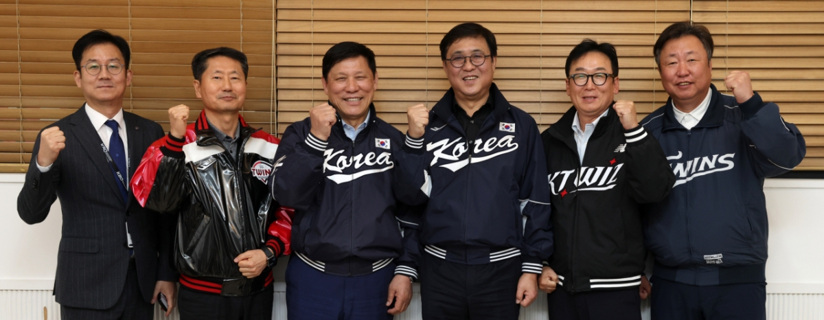Minister of Culture, Sports and Tourism Choi Hwi-young attends the "2026 Shinhan SOL KBO League Official Opening" held at Jamsil Baseball Stadium in Songpa-gu, Seoul on the 28th and takes a commemorative photo after a meeting with Korea Baseball Organization (KBO) President Koo Hu-yeon and LG Twins CEO Kim In-seok. (From left) Park Geun-chan, Secretary-General of the Korea Baseball Organization (KBO), Kim In-seok, CEO of LG Twins, Koo Hu-yeon, Minister Choi Hwi-young, KT Wiz General Manager Na Do-hyun, and LG Twins General Manager Cha Myung-seok.  /Photo = Courtesy of the Ministry of Culture, Sports and Tourism 