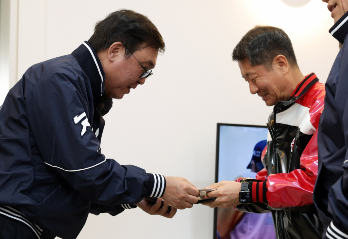 Minister of Culture, Sports and Tourism Choi Hwi-young attends the "2026 Shinhan SOL KBO League Official Opening" held at Jamsil Baseball Stadium in Songpa-gu, Seoul on the 28th and greets Kim In-seok, CEO of LG Twins. /Photo = Courtesy of the Ministry of Culture, Sports and Tourism