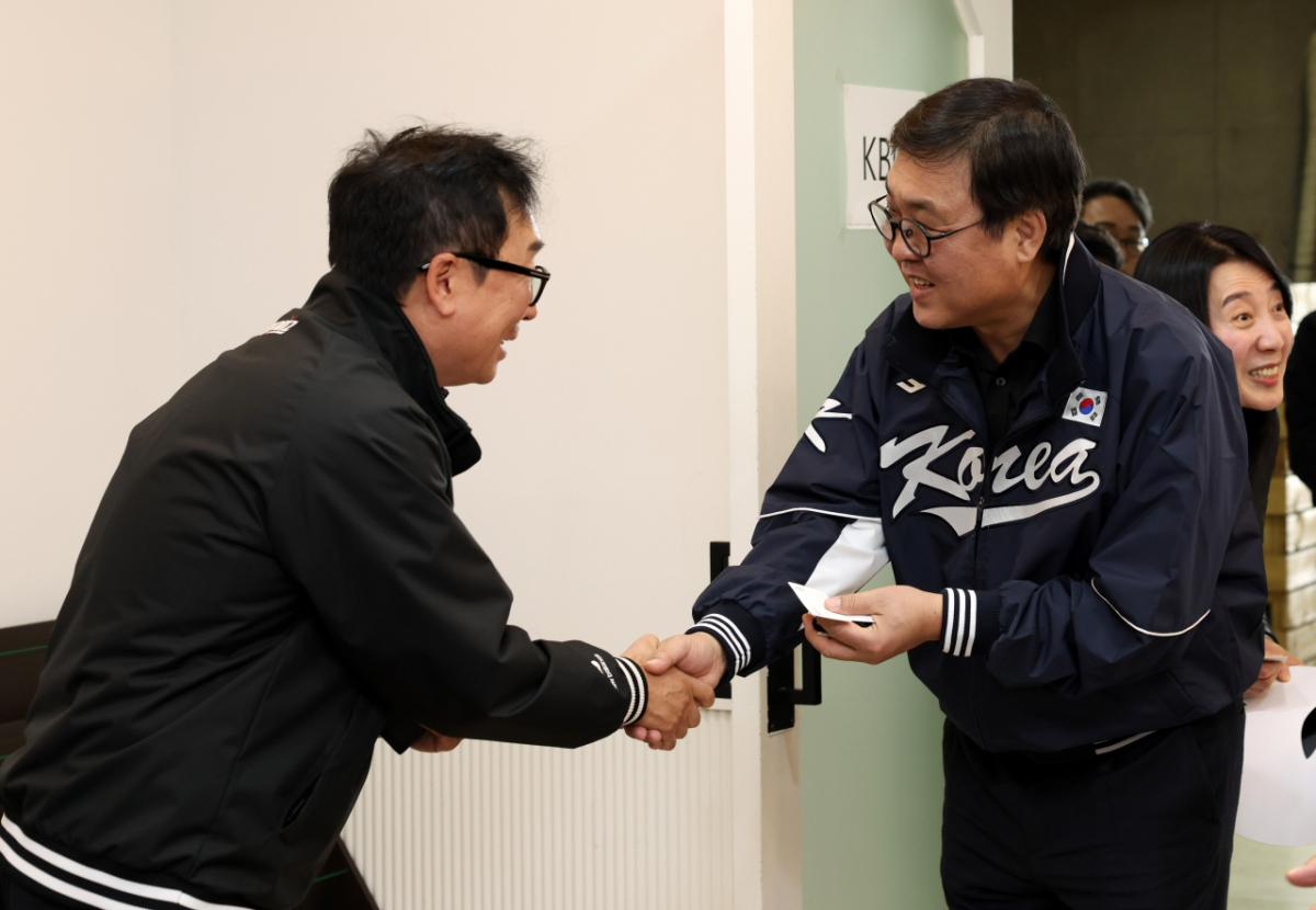 Minister of Culture, Sports and Tourism Choi Hwi-young is greeting KT Wiz General Manager Na Do-hyun at the "2026 Shinhan SOL KBO League Official Opening" held at Jamsil Baseball Stadium in Songpa-gu, Seoul on the 28th. /Photo = Courtesy of the Ministry of Culture, Sports and Tourism