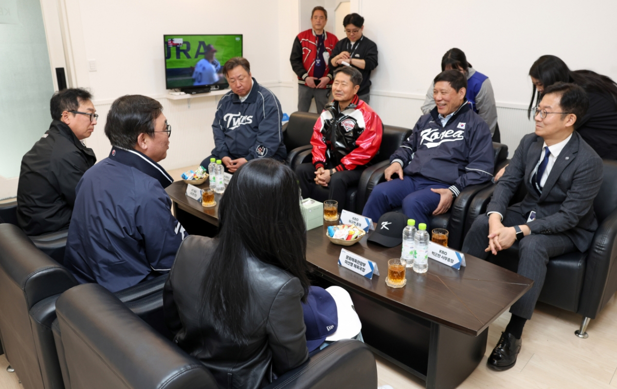 Minister of Culture, Sports and Tourism Choi Hwi-young attended the "2026 Shinhan SOL KBO League Official Opening" held at Jamsil Baseball Stadium in Songpa-gu, Seoul on the 28th and held a meeting with Korea Baseball Organization (KBO) President Koo Hu-yeon and LG Twins CEO Kim In-seok to discuss various tasks for the sustainable growth of professional baseball. /Photo = Courtesy of the Ministry of Culture, Sports and Tourism