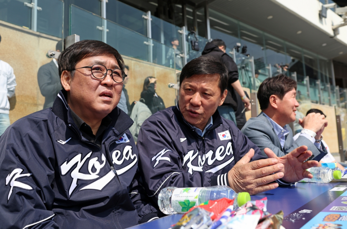 Culture, Sports and Tourism Minister Choi Hwi-young (left) attends the "2026 Shinhan SOL KBO League Official Opening" held at Jamsil Baseball Stadium in Songpa-gu, Seoul on the 28th and talks with Korea Baseball Organization (KBO) President Koo Hu-yeon while watching the game. /Photo = Courtesy of the Ministry of Culture, Sports and Tourism