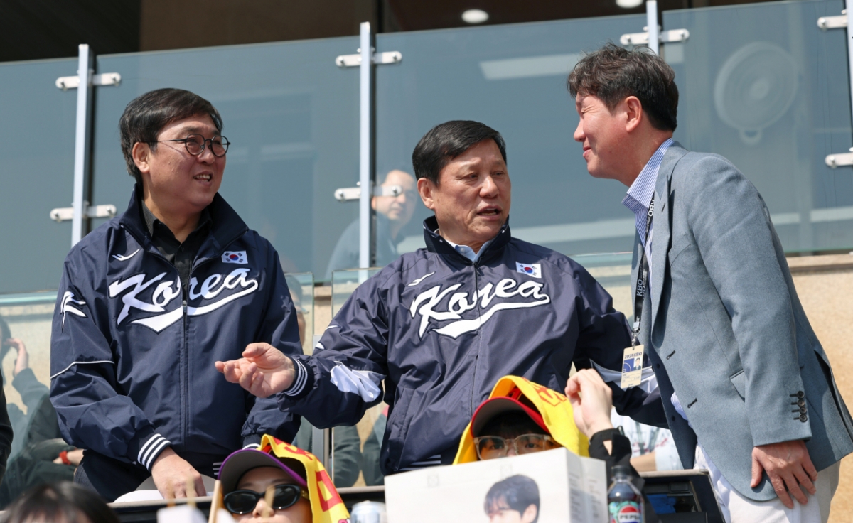 Minister of Culture, Sports and Tourism Choi Hwi-young attends the "2026 Shinhan SOL KBO League Official Opening" held at Jamsil Baseball Stadium in Songpa-gu, Seoul on the 28th and greets Ryu Ji-hyun, head coach of the Korean national baseball team. /Photo = Courtesy of the Ministry of Culture, Sports and Tourism