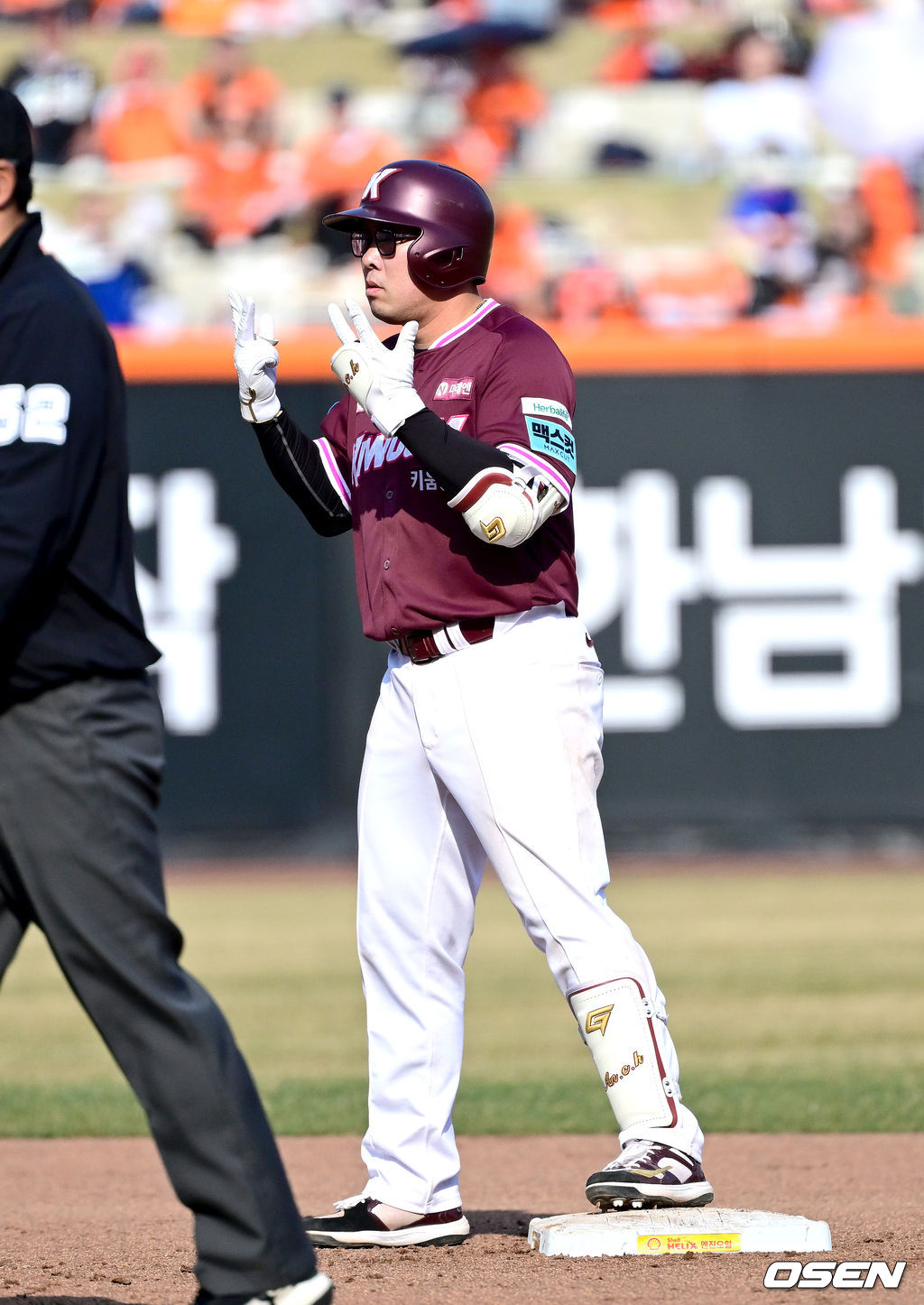 图为安治弘正在击出2垒打，进行庆祝。 