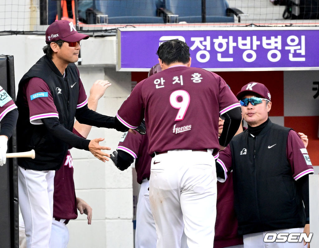 薛钟镇主教练正在欢迎得分的安治弘（中间）。